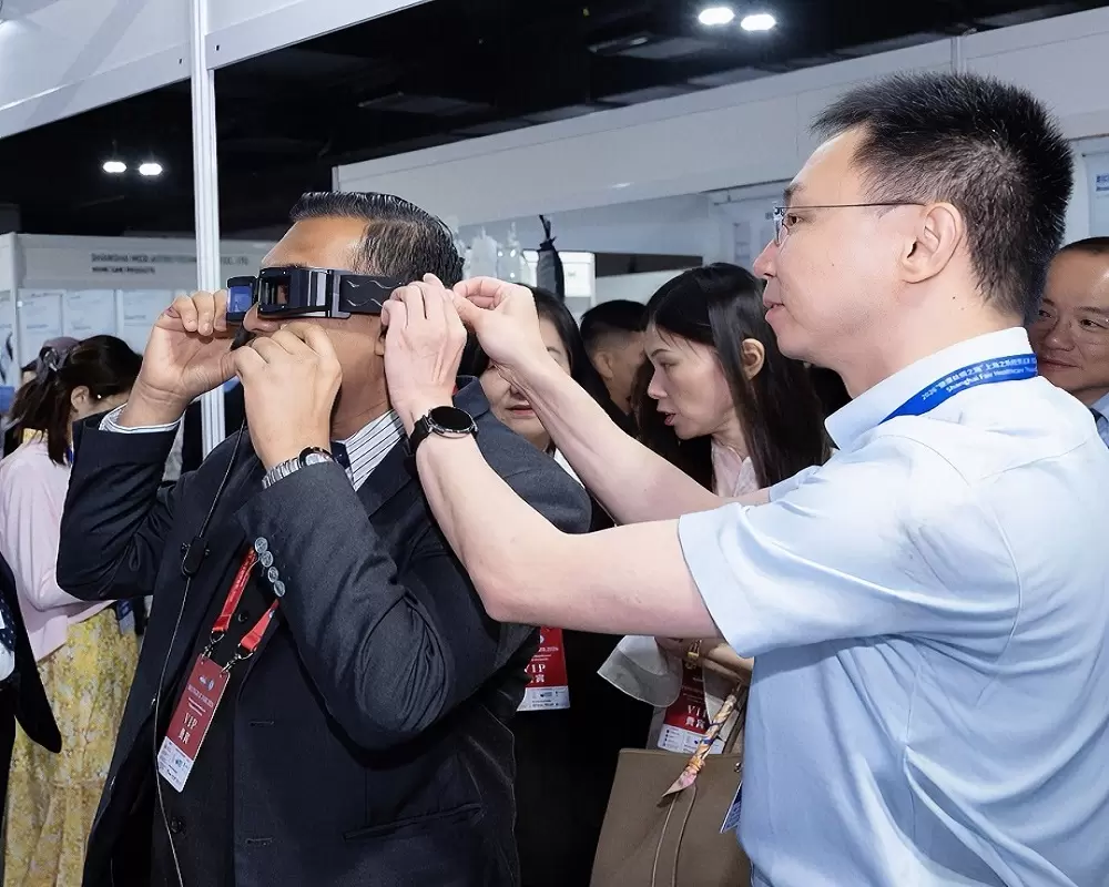 ZEHNIT team demonstrating vestibular and rehabilitation technologies to local government representatives. ZEHNIT team demonstrating vestibular and rehabilitation technologies to local government representatives.